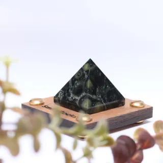 【SmileRocks 石麥】孔雀眼石金字塔 No.080810717(附SmilePad 6X6底板)