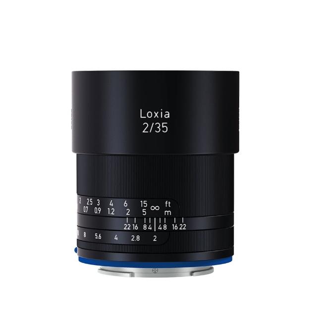 ZEISS 蔡司 Loxia 35mm F/2.0 手動對焦鏡頭，採用高品質全金屬邊框設計，提供幾乎毫無失真的光學表現，相容全片幅相機。本商品提供一年保固，以上規格圖樣與附件僅供參考，實際規格以原廠資料為主。商品圖檔顏色因電腦螢幕設定差異會略有不同，以實際商品顏色為準。商品照片不含內容物（如相機、腳架等情境配件）。退換貨商品必須為全新未使用狀態，包含吊牌及原廠包裝材料必須保持完整。