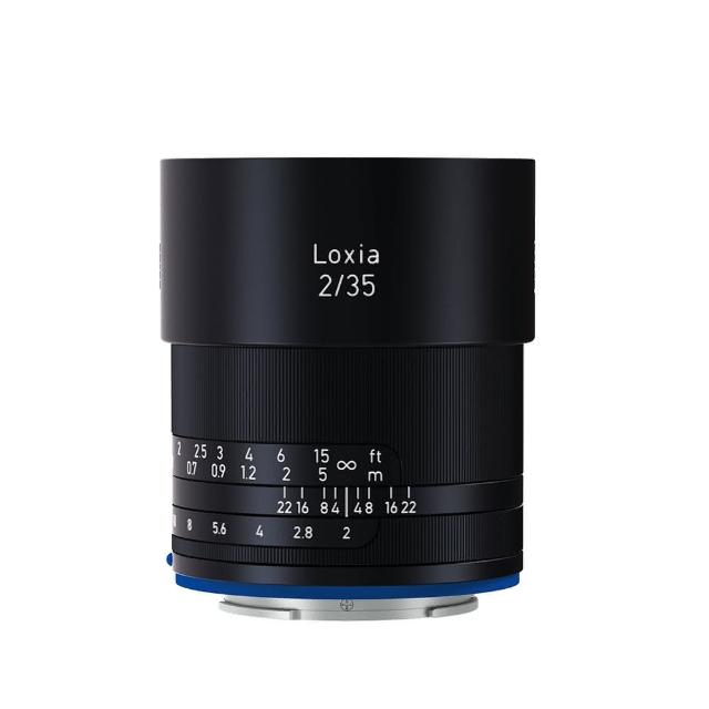 ZEISS 蔡司 Loxia 35mm F/2.0 手動對焦鏡頭，採用高品質全金屬邊框設計，提供幾乎毫無失真的光學表現，相容全片幅相機。本商品提供一年保固，以上規格圖樣與附件僅供參考，實際規格以原廠資料為主。商品圖檔顏色因電腦螢幕設定差異會略有不同，以實際商品顏色為準。商品照片不含內容物（如相機、腳架等情境配件）。退換貨商品必須為全新未使用狀態，包含吊牌及原廠包裝材料必須保持完整。