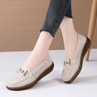 【LOVE FOOT 樂芙】真皮樂福鞋 平底樂福鞋/真皮透氣縷空沖孔幾何金屬釦飾平底樂福鞋(米)