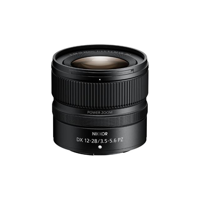  Nikon 尼康 NIKKOR Z DX 12-28mm F/3.5-5.6 PZ VR 超廣角變焦鏡頭，專為 DX 格式 Z 系列相機設計，提供 99°-53° 廣闊視角，內建電動變焦 (PZ) 與 VR 影像穩定系統，輕巧僅 205g，適合旅遊、人像及風景拍攝。11 組 12 片鏡片結構包含 ED 低色散鏡片與非球面鏡片，確保優異畫質與邊緣銳利度，67mm 濾鏡尺寸，12 個月保固，公司貨正品。 