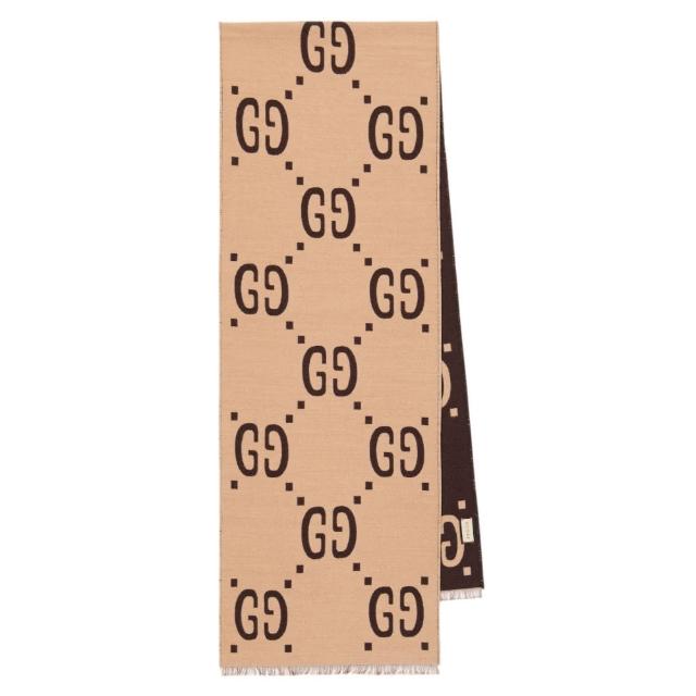 GUCCI古馳 495592 雙 G logo 緹花 羊毛混絲 雙色 圍巾 棕色 GUCCI古馳 495592 系列雙 G logo 緹花圍巾,採用高品質羊毛混絲材質,呈現雙色設計與經典織紋,適合男女皆宜。咖啡色系搭配優雅質感,展現時尚品味。來自義大利製造,歐洲來源,附有GUCCI吊牌與紙卡,全新未使用。