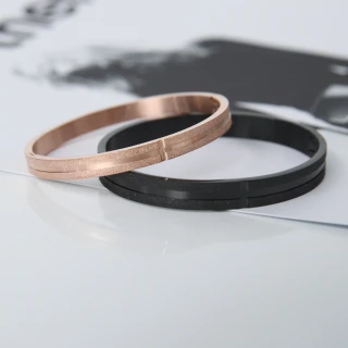 【玖飾時尚】磨砂感線條鋼製手環(手環)