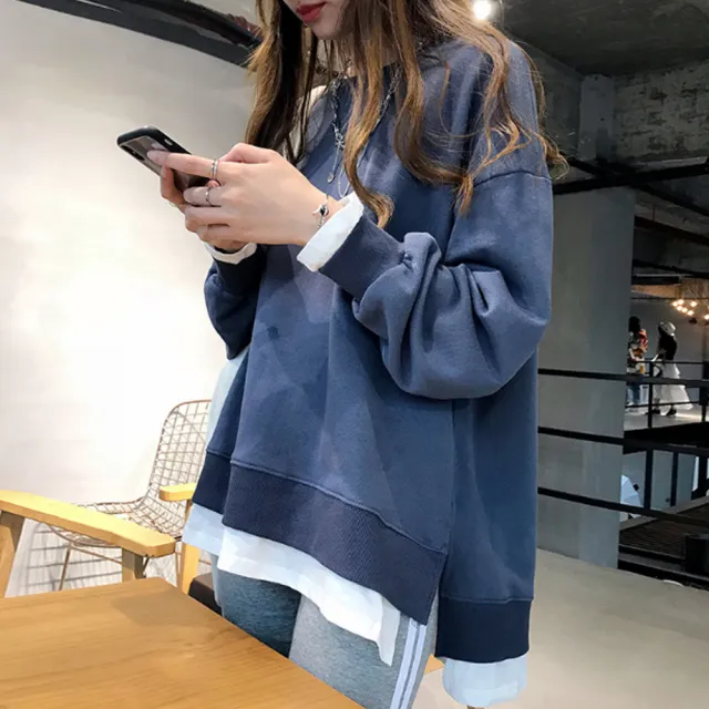 【艾美時尚】現貨 中大尺碼女裝 上衣 率性開衩假兩件大學T恤。M-4XL(兩色)