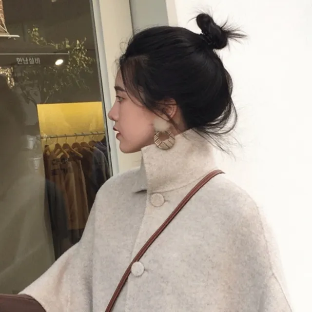 【Emi 艾迷】無耳洞 韓系名模感時尚格紋水貂毛圓形耳環 耳夾 夾式耳環(耳夾)