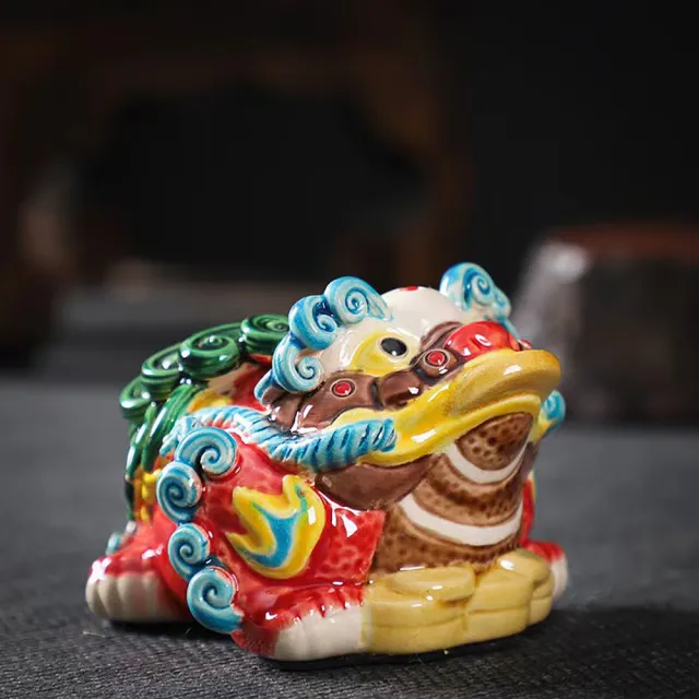 【桃花源創意工坊】故宮風交趾陶金蟾風獅爺擺件貔貅茶寵手繪招財神獸車載桌面玄關擺設(陶瓷紫砂)