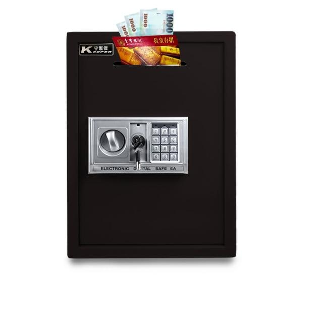 守護者保險箱為您居家把關,採用全鋼製造,具備三門栓設計,投庫免開門功能,安全可靠,適合存放貴重物品與生活家電。 守護者保險箱 50EA3-D