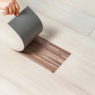 【樂嫚妮】DIY自黏式仿木紋質感 巧拼木地板 木紋地板貼 PVC塑膠地板 防滑耐磨 可自由裁切 240片入/約10坪