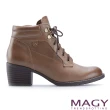 【MAGY】紐約時尚步調 復古造型綁帶真皮粗跟短靴(可可)