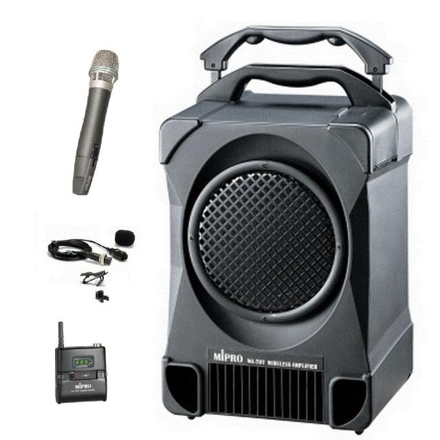 MIPRO嘉強 MA-707 是一款高價效比的攜帶式教學無線麥克風擴音機，內建 USB 插槽與 SD 插槽，支援單曲播放、隨機播放及迴圈播放功能。具備 107 dB 音量與 70 Hz ~ 14 kHz 頻率範圍，提供清晰穩定的音質表現。本體尺寸為 325 × 518 × 258 mm，重量約 12.8 kg（含電池與兩支無線麥克風），適合教室、會議、活動等場景使用。黑色設計搭配完整配件，包含 CD 座、USB 介面與兩支無線麥克風，符合 BSMI 認證，臺灣製造，享 1 年保固。
