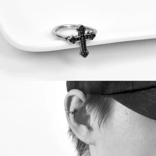 【玖飾時尚】夾式耳環 立體十字架鋼耳骨夾(耳夾耳環)