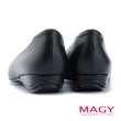 【MAGY】質感素面真皮楔型 女 低跟鞋(黑色)