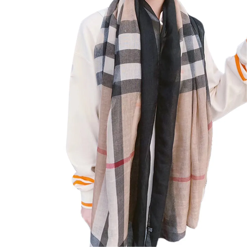 【Emi 艾迷】低調經典 圍巾 格紋棉麻 薄圍巾 披肩(開運 紅運 鴻運 送禮 新年)