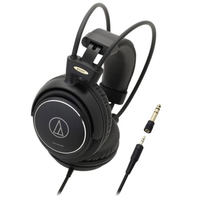 Audio-Technica 鐵三角 ATH-AVC500 專業頭戴式有線耳機，採用 3.5mm 輸入端子，黑色系設計，重量僅約 270g，適合長時間音樂聆聽。無麥克風、無線控，通用各作業系統，中國製造，一年保固，BSMI R43912 認證。高品質音效體驗，完美選擇一般耳機使用者。