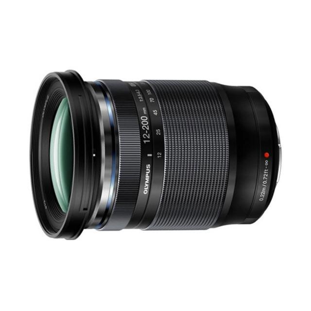 OLYMPUS 奧林巴斯 M.ZUIKO DIGITAL ED 12-200mm F/3.5-6.3 是一款專為微四三 M4/3 系統設計的超廣角望遠變焦鏡頭，涵蓋 12-200mm 焦段，適合旅遊攝影與日常拍攝。鏡頭輕巧僅 401g~600g，易於攜帶，具備優異的 ED 鏡片設計，提供銳利畫質與防塵防滴功能。為公司貨來源，購買後上網註冊可享元佑公司 12+6 個月保固（總計 18 個月），詳細請參考官網 https://www.yuanyu.tw，原廠服務專線 (02)8751-5055。
