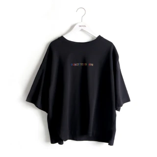 【SOMETHING】女裝 彩色外框字寬版短袖T恤(黑色)