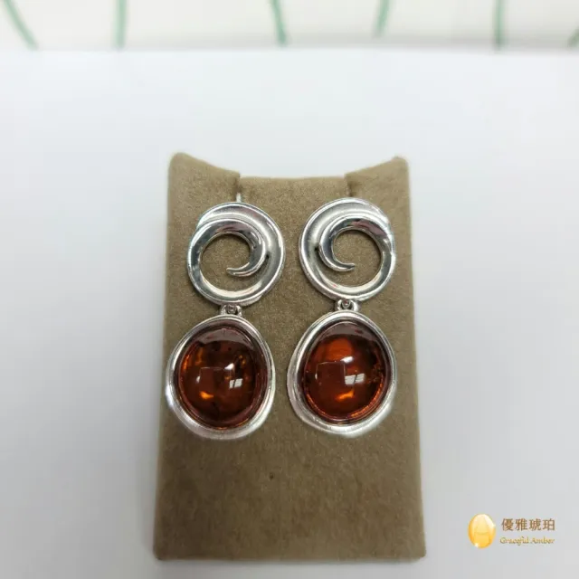 【優雅琥珀】來自波羅地海 干邑珀 銀質俏麗耳環(925純銀 鍍白k圓線條 亮麗好搭配)