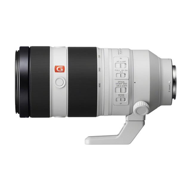 SONY 索尼 SEL100400GM FE 100-400mm F4.5-5.6 GM OSS 鏡頭，為專業攝影師設計的遠攝變焦鏡頭，採用 16 群 22 枚鏡片結構，提供 24°-6°10' 視角與 9 片光圈葉片，放大倍率達 0.35x。支援 OSS 光學防震，77mm 濾鏡尺寸，重量約 1395g，適用 SONY E-Mount 全片幅相機。平行輸入來源，12 個月保固，BSMI 許可 D33B24，完美捕捉野生動物與運動畫面。