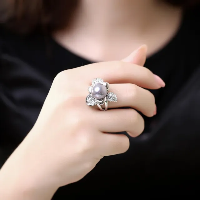 【Aphrodite 愛芙晶鑽】浪漫花朵珍珠美鑽造型戒指(白金色)