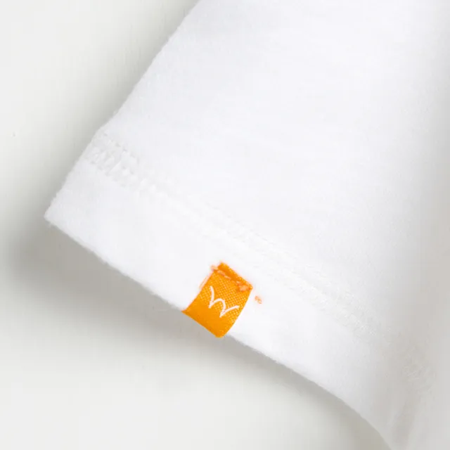 【EDWIN】女裝 PLUS+ 小徽章長版短袖T恤(白色)