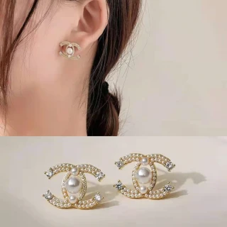 【Emi 艾迷】小香風 C字氣質點鑽珍珠925銀針耳環(輕奢高級經典款)
