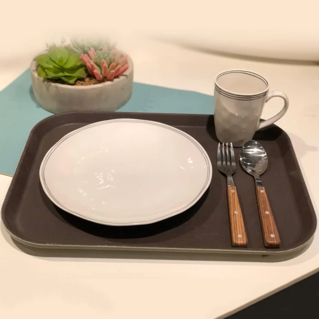【YU Living 信歐傢居】北歐簡約塑膠止滑置物托盤 出菜盤 擺盤(咖啡色/長方形)