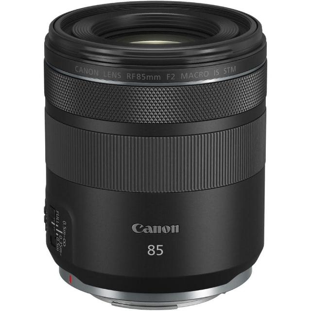  Canon 佳能 RF 85mm F2 Macro IS STM 是一款高效能中望遠定焦鏡頭，最大光圈F2提供優異低光表現，內建微距功能放大倍率達0.5倍，影像穩定器確保清晰拍攝。鏡頭採用11組12片光學設計，9片光圈葉片呈現柔美虛化效果。尺寸φ78x90.5mm，重量僅500g，便攜輕巧。適用Canon RF-Mount無反相機，公司貨享12個月保固。完美適合人像、微距及近拍創作，視角28°30'，濾鏡尺寸67mm。 