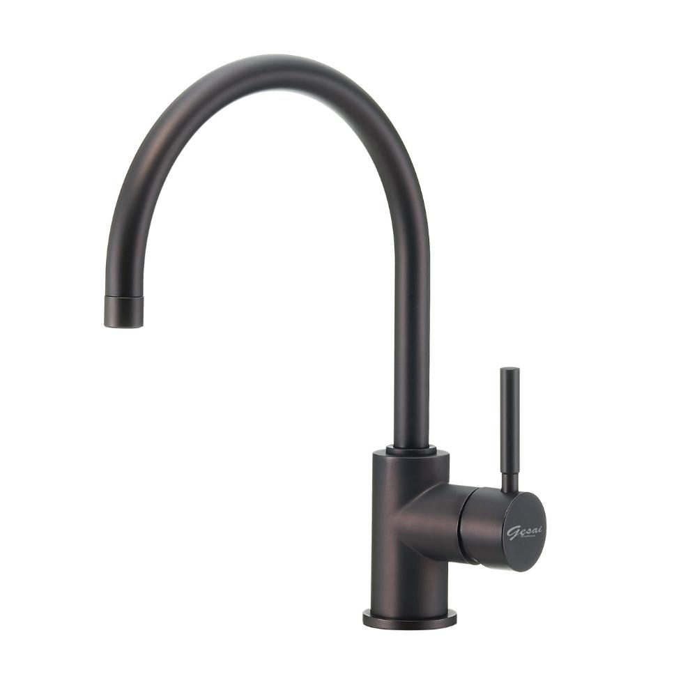 GESAI格賽 MLFKD-008B 檯面單槍水龍頭，採用優質材質設計，適合現代廚房或衛浴使用，提供穩定水流與便利操作。本產品享有10年保固，在正常使用下非人為損壞免費維修。一年內耗材如陶瓷芯、噴頭等損壞可免費更換（不含天災或操作不當）。保固範圍不包括耗材（如把手蓋、軟管）及不良保養導致的水垢生鏽等，欲享有保固請出示蓋章保固卡與發票。選購格賽水龍頭，確保耐用與安心！