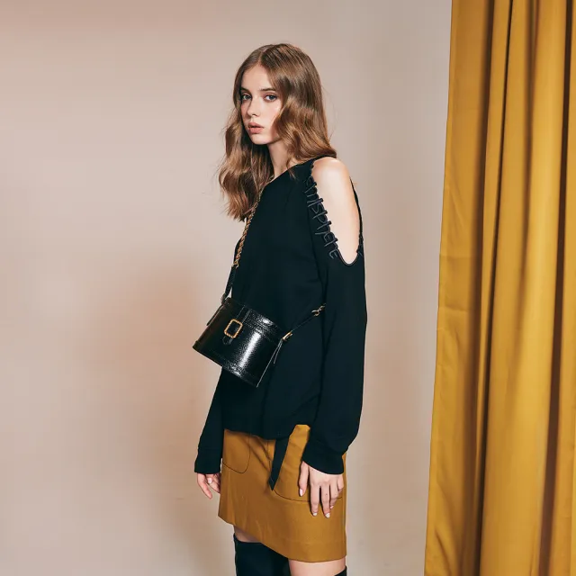 【ICHE 衣哲】Cop.Copine 法國原裝進口字母露肩造型T恤-知識黑