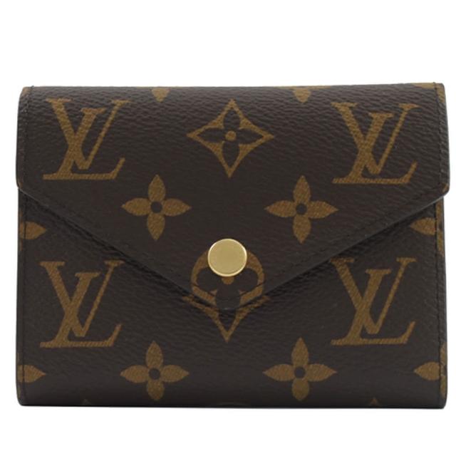 LV LOUIS VUITTON 路易威登 M62472 Victorine 老花帆布信封三折短夾，咖啡色系設計，外層為經典老花帆布，內層為高階牛皮，提供9個內部夾層與1個內袋，適合女性日常使用，法國原產，歐洲真品，附原廠防塵袋與包裝盒。