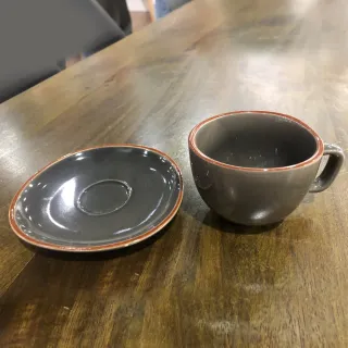 【YU Living 信歐傢居】北歐陶瓷不規則咖啡杯盤組 早餐杯(一杯一盤/200ml/3色/藍色/棕色/薄荷綠色)