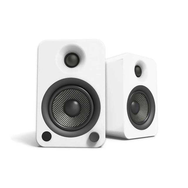 Kanto YU4 是高品質桌面音響，採用1吋絲質高音 dome 和4吋Kevlar低音單體，提供60Hz~20kHz頻率響應與35W RMS輸出功率。支援藍芽、USB、光纖、RCA等多種輸入，具SUB OUT重低音輸出，適合電腦、多媒體與劇院使用。MDF木質箱體確保純淨音質，含遙控器與1年保固，黑色GB版完美提升您的聽覺體驗。