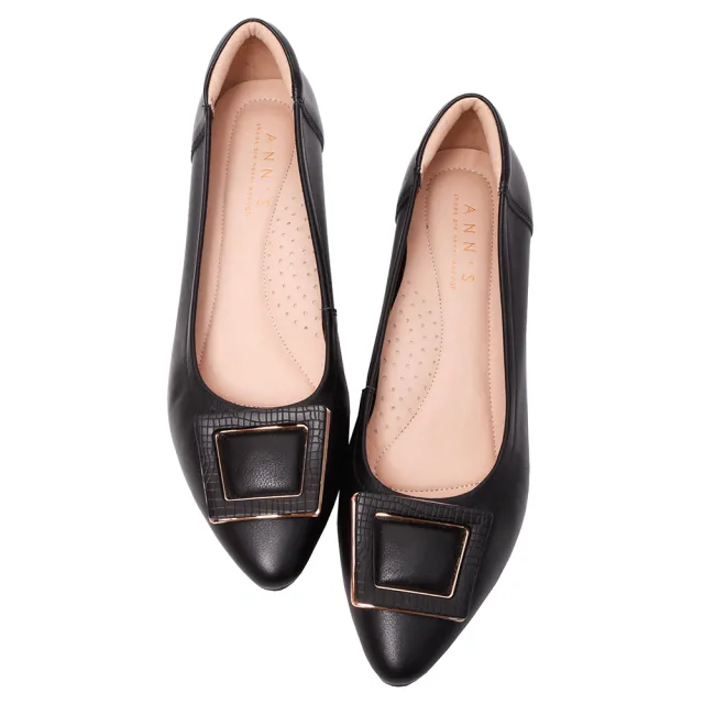 【Ann’S】溫柔大方-立體方扣造型柔軟牛皮低跟尖頭鞋3cm(黑)