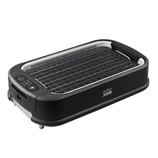 大家源 TCY-371501 電烤盤，黑色系設計，適合3人份使用。內鍋為鋁合金材質，導熱均勻，搭配水盤、集油盤、加熱管(溫度控制器組)、烤盤及電源線等配件，使用方便。電壓為110V，頻率60Hz，功率1000~1100W，輕便易攜，適閤家庭使用。產地中國，提供1年保固及BSMI許可字號R73416 RoHS。