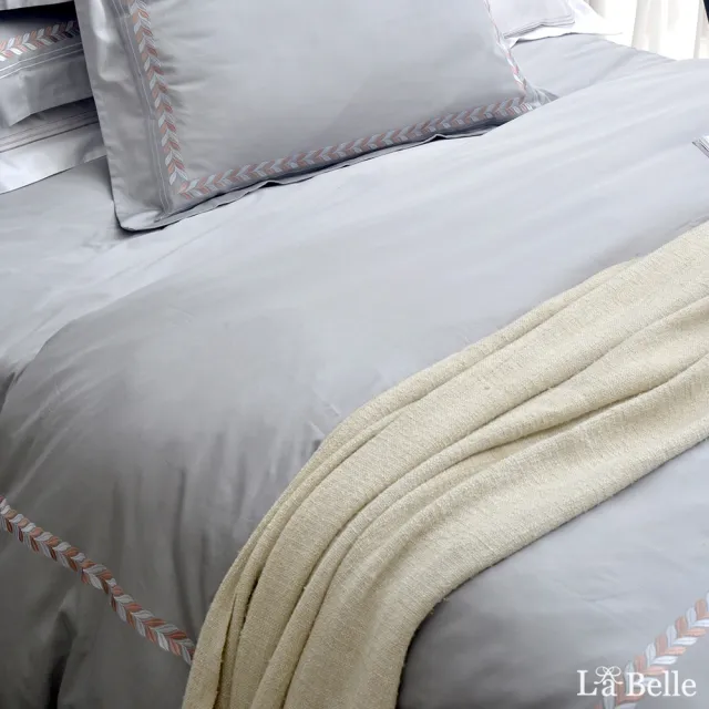 【La Belle】《歐典米亞》特大長絨細棉刺繡四件式被套床包組(雅仕灰)
