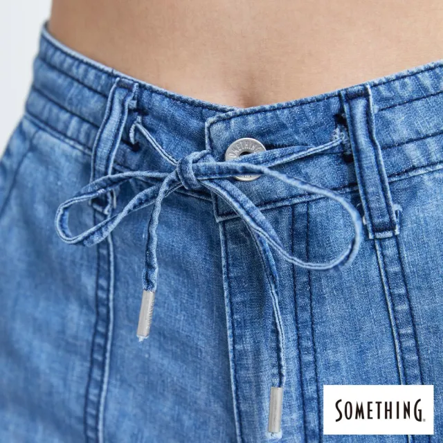 【SOMETHING】女裝 NEO FIT綁繩貼袋五分褲(拔洗藍)