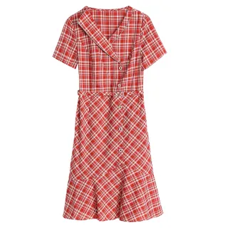 【REKO】現貨-玩美衣櫃格紋收腰俏麗荷葉裙襬洋裝M-3XL(共二色)