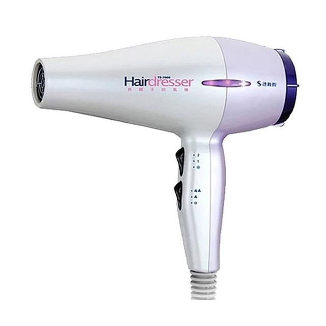 IONIZER達新牌 TS-7000 IONIZER達新牌 TS-7000 負離子吹風機,採用先進離子技術,快速乾燥頭髮同時減少靜電與毛躁。1200W強大功率,三段溫度與兩段風速調整,適合各種髮質。輕巧設計僅540g,主機尺寸230x91x225mm,白色系外觀時尚。標準附吹風筒配件,110V/60Hz電壓使用,中國原產地,享1年保固。完美選擇專業美髮與居家護理,買家評價高達95%滿意度,提升頭髮光澤與健康。