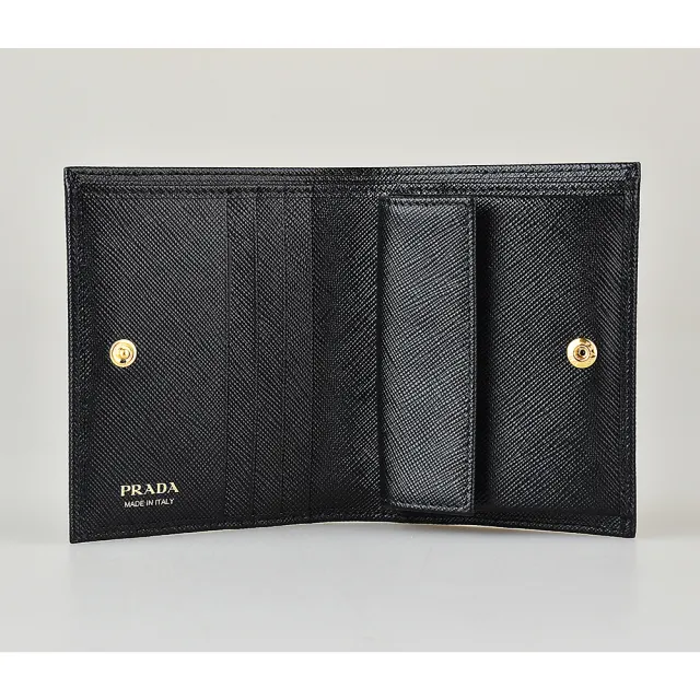 【PRADA 普拉達】PRADA SAFFIANO METAL經典LOGO防刮牛皮4卡扣式對折短夾(黑)