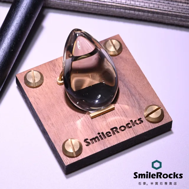 【SmileRocks 石麥】天然水滴形茶黃晶 2.8x1.5x4.3cm(附SmilePad Stand 6x6底板)