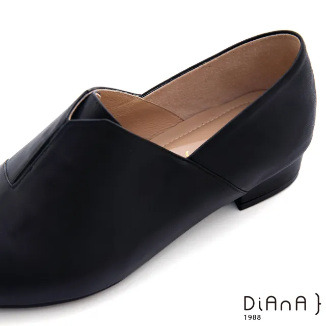 【DIANA】2.7cm 質感羊皮撞色拼接微尖頭休閒鞋/低跟鞋-經典設計(黑)