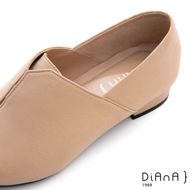 【DIANA】2.7cm 質感羊皮撞色拼接微尖頭休閒鞋/低跟鞋-經典設計(米)