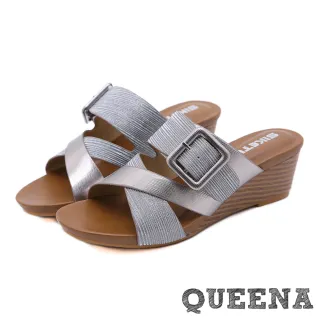 【QUEENA】坡跟拖鞋 交叉拖鞋 一字拖鞋/閃耀金蔥亮絲交叉一字皮帶釦飾造型坡跟拖鞋(銀)