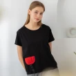 【Qiruo 奇若名品】專櫃黑色純棉短版上衣1106A 紅口袋造型設計(黑)