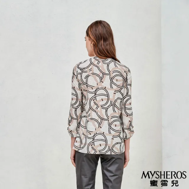 【MYSHEROS 蜜雪兒】雪紡長版上衣 附精緻飾品 質感壓摺領口 滿版印花(卡其)