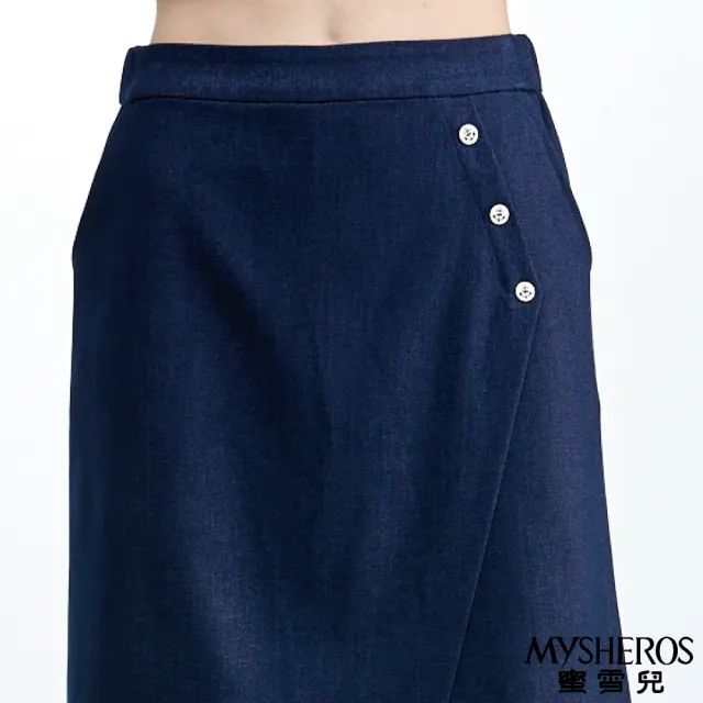 【MYSHEROS 蜜雪兒】棉質鬆緊腰頭釦子裝飾斜擺五分褲裙(深藍)