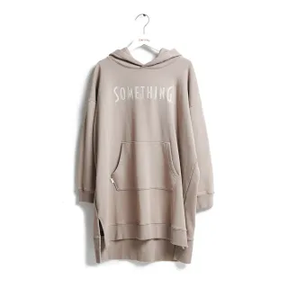 【SOMETHING】女裝 植絨LOGO刺繡分岔長版連帽長袖T恤(灰褐色)