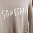 【SOMETHING】女裝 植絨LOGO刺繡分岔長版連帽長袖T恤(灰褐色)