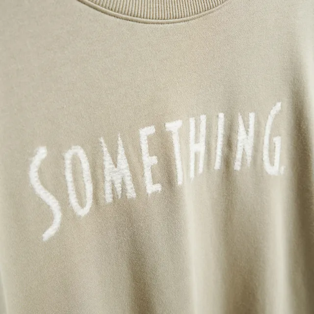 【SOMETHING】女裝 破壞LOGO電繡長版長袖T恤(淡綠色)