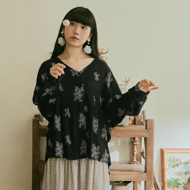 【OB 嚴選】印花V領開襟排釦寬鬆蝙蝠袖上衣 《AB18943》